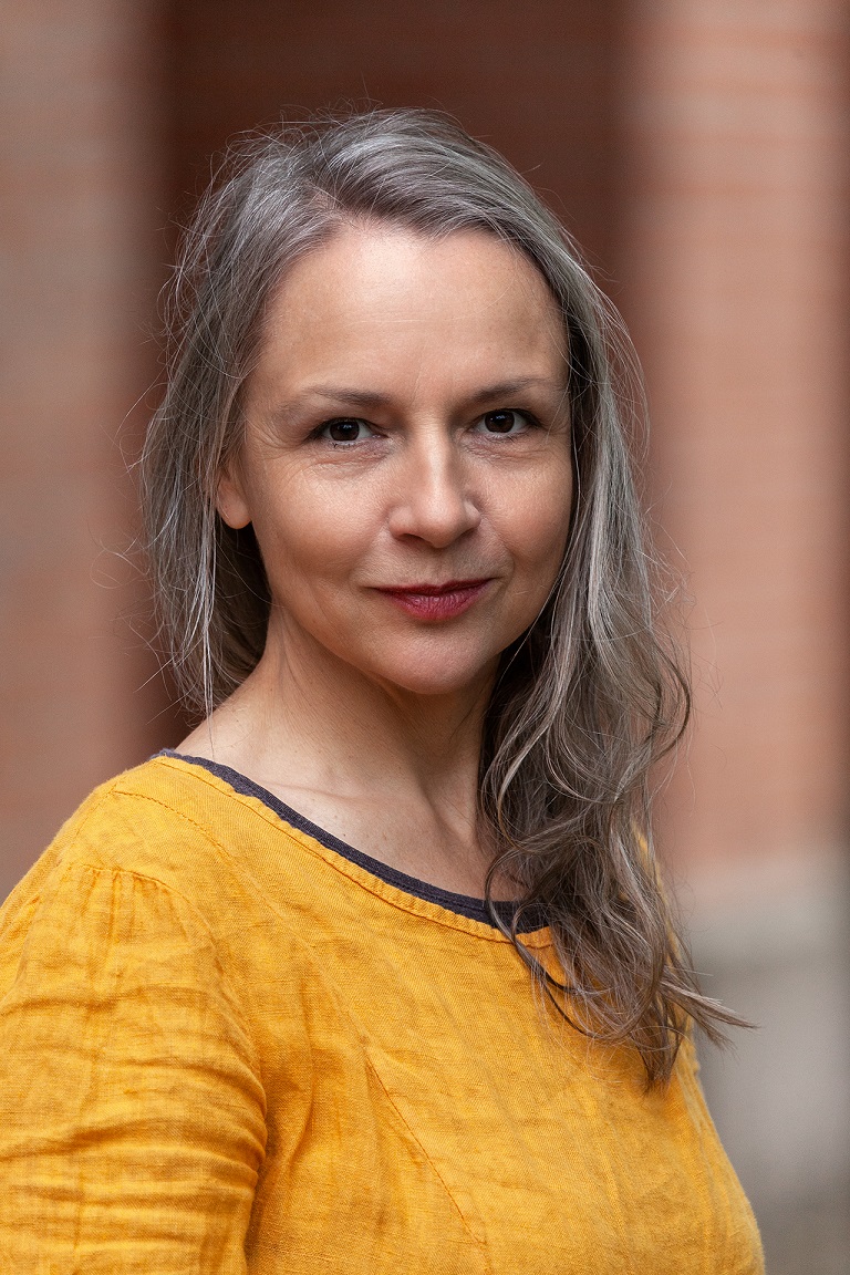 Janina Stenzel, Gestalterin visueller Kommunikation bei Lektorat Unker. Foto: Dirk Rotermundt, 2020.